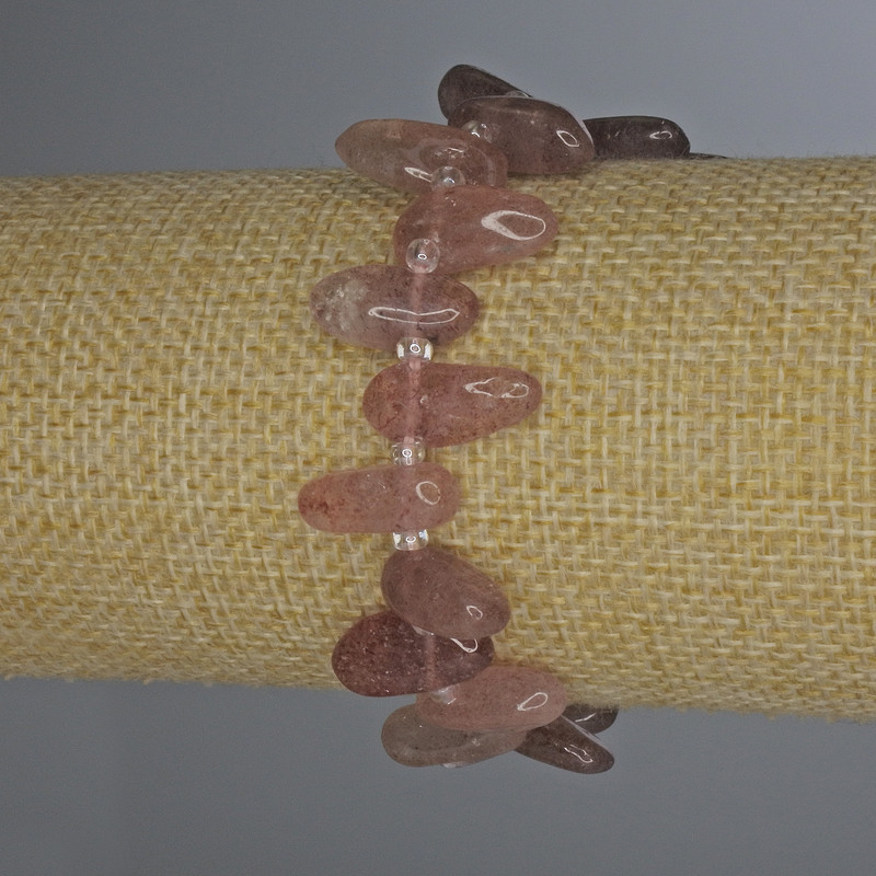 צמיד קוורץ תותי מלוטש, קוטר 12–16×8–12 מ״מ ±, עם חרוזים, אורך 18 ס״מ ±, גמיש