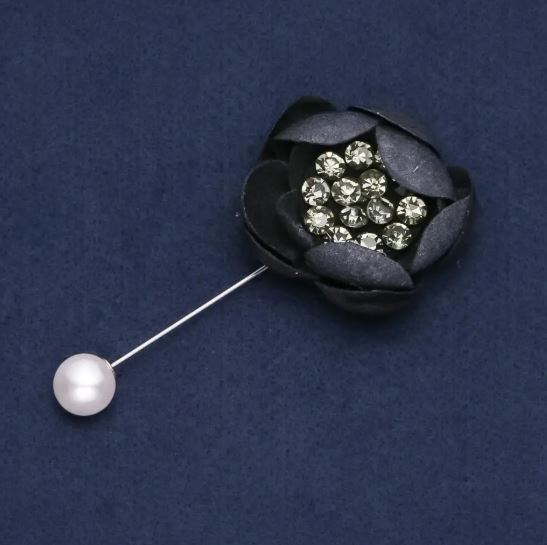 סיכת דש עם פרח מבד «פיאון» עם זרקונים, קוטר 4 ס"מ, אורך 9 ס"מ