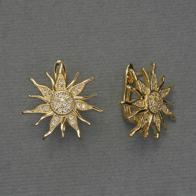 עגילי תלייה לבנים עם קריסטלים לבנים, מתכת זהובה, קוטר 20 מ״מ — זוג