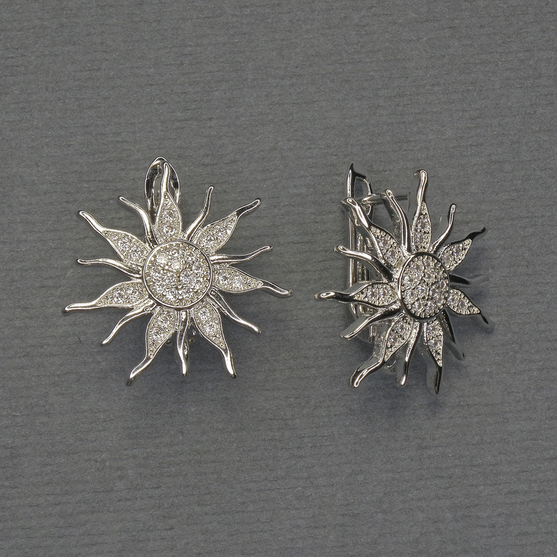 קרסי עגילים לבנים עם זירקונים לבנים ומתכת כסופה, קוטר 20 מ״מ, זוג