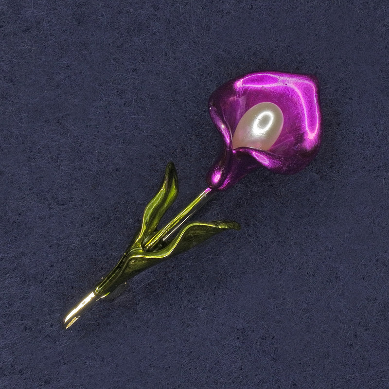 סיכה «קאלה» פנינה ורודה ואמייל ירוק מתכת זהובה 17×54 מ״מ+