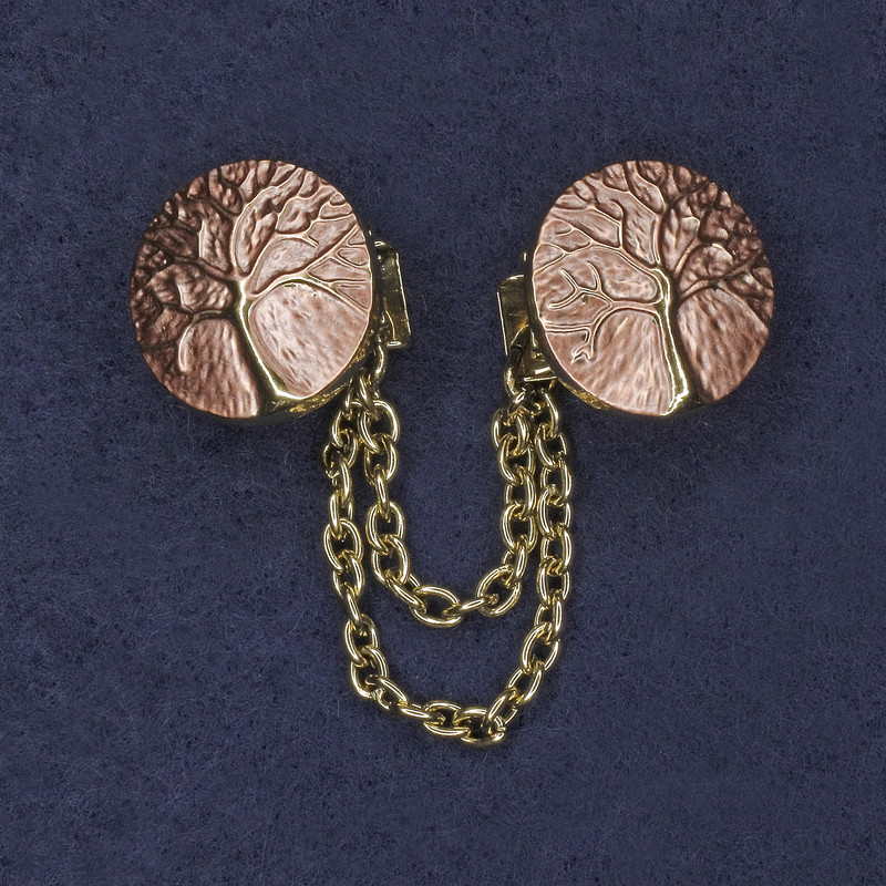 סיכת תכשיט לקרדיגנים – אמייל ורוד ומתכת זהובה, קוטר כ-20 מ״מ, שרשרת באורך 9 ס״מ.