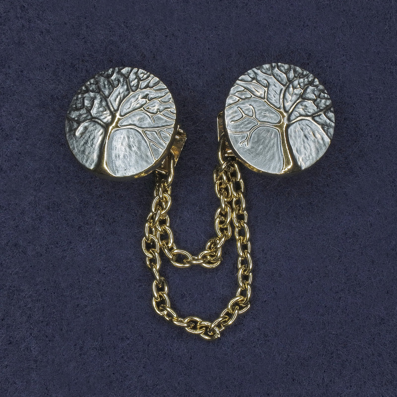 סיכת תכשיט לקרדידגנים - אמייל כחול בהיר, מתכת זהובה, קוטר כ-20 מ״מ, שרשרת באורך כ-9 ס״מ