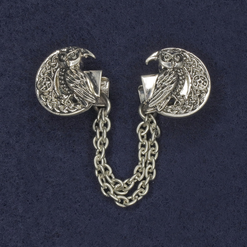 סיכה לקרדיגנים ממתכת כסופה, קוטר כ-20 מ״מ, שרשרת באורך כ-9 ס״מ+