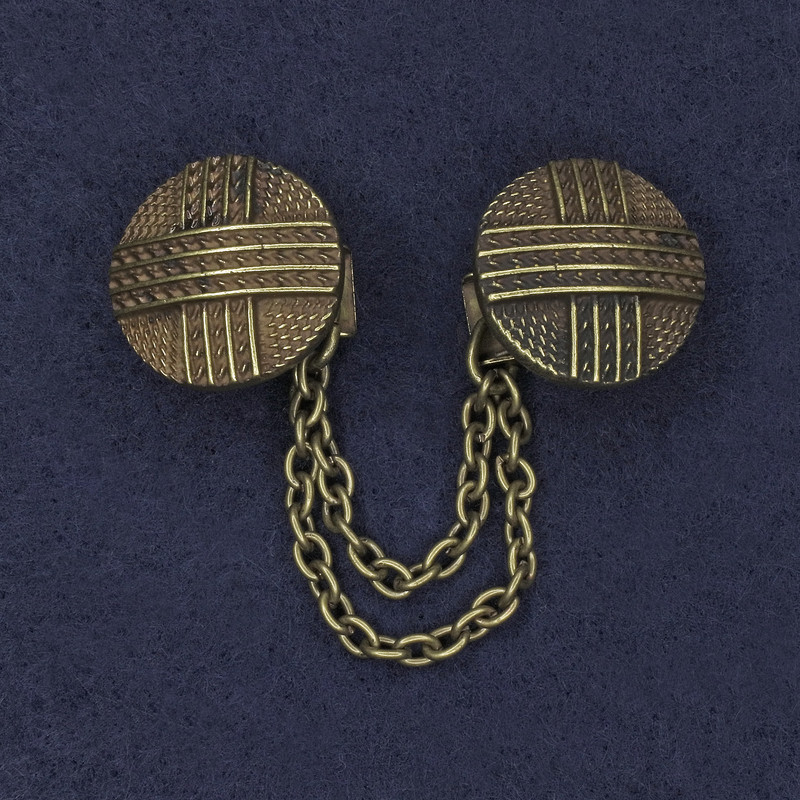 סיכת דש לקרדיגנים בצבע ברונזה, מתכת, קוטר 20 מ״מ ±, שרשרת באורך 9 ס״מ ±