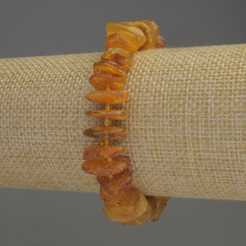 צמיד ענבר שברי 12×3.5 מ״מ ± עם חרוזים 3 מ״מ ±, אורך 18 ס״מ ± אלסטי