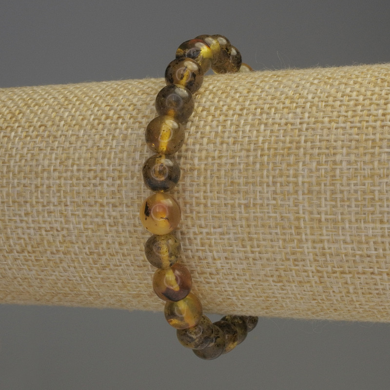 צמיד ענבר עם חרוזים חלקים בקוטר 8 מ״מ, אורך 18 ס״מ – אלסטי