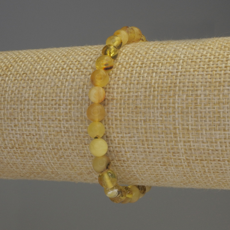 צמיד ענבר – חרוזים חלקים, קוטר 7 מ״מ, אורך 18 ס״מ, אלסטי