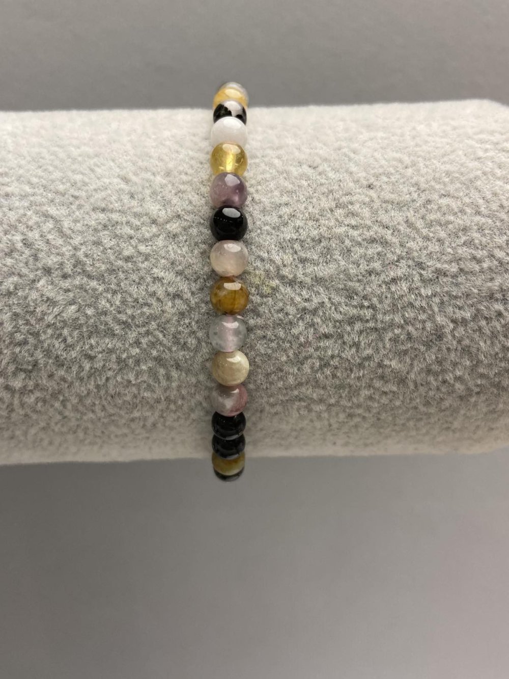 צמיד טורמלין – חרוזים חלקים בקוטר 4–5 מ״מ, אורך 18 ס״מ, גומי אלסטי