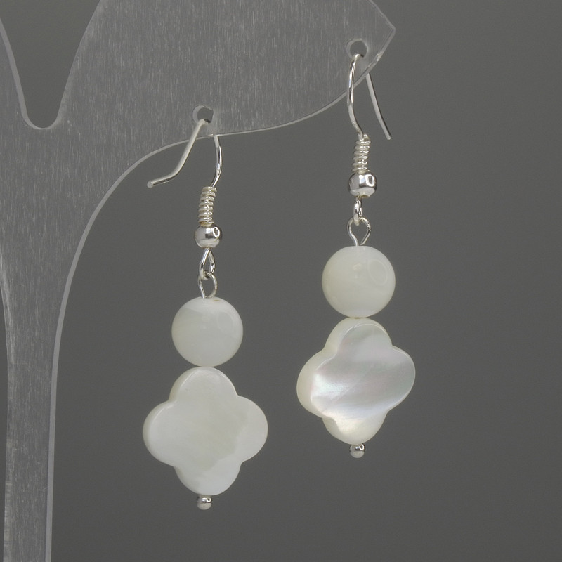 עגילים מפרלאמורט בצורת תלתן 12 מ״מ+-חרוז 8 מ״מ+-אורך 38 מ״מ+