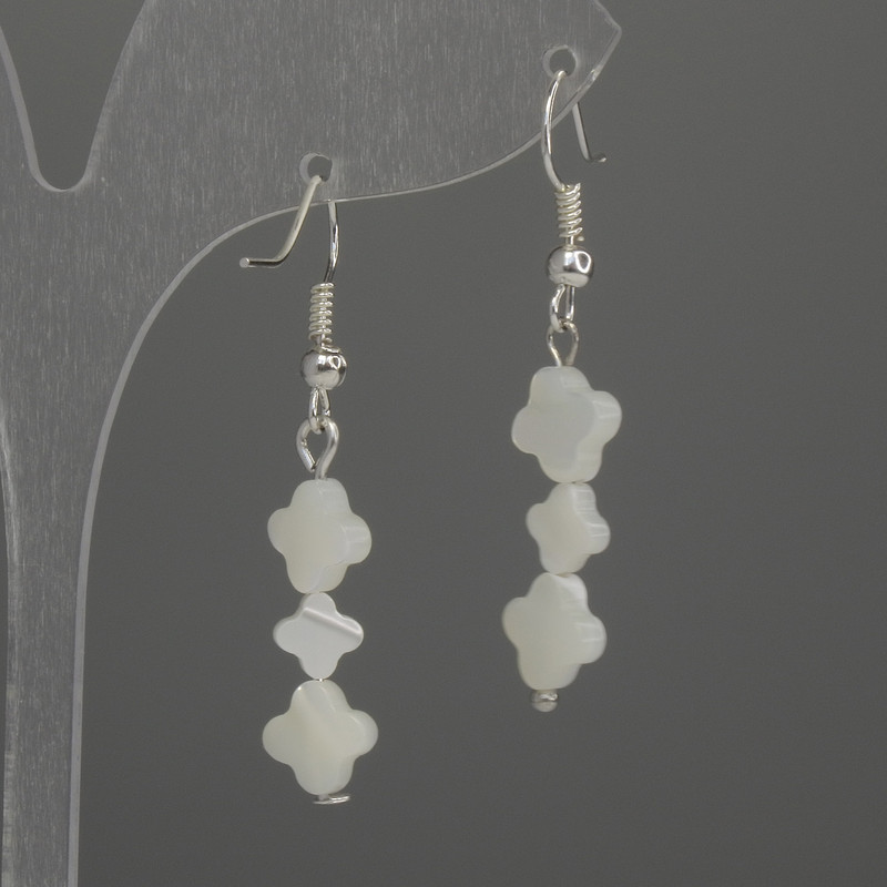 עגילים מפרלאמרט בצורת תלתן 6 mm, אורך 43 mm