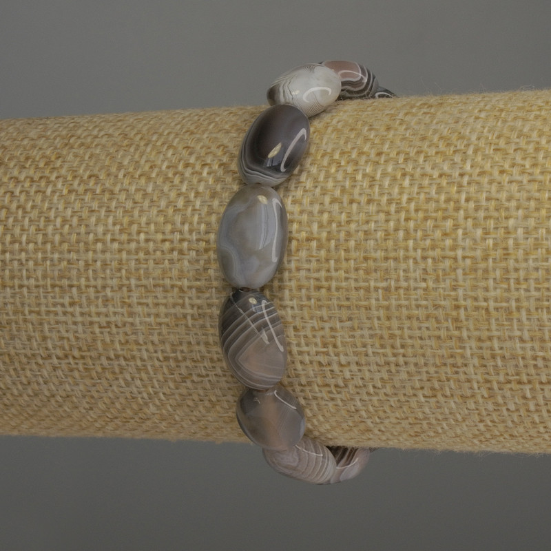 צמיד אגת בוצוואנה בצורת אובלית, קוטר 14×10 מ״מ, אורך 18 ס״מ, בסיס אלסטי