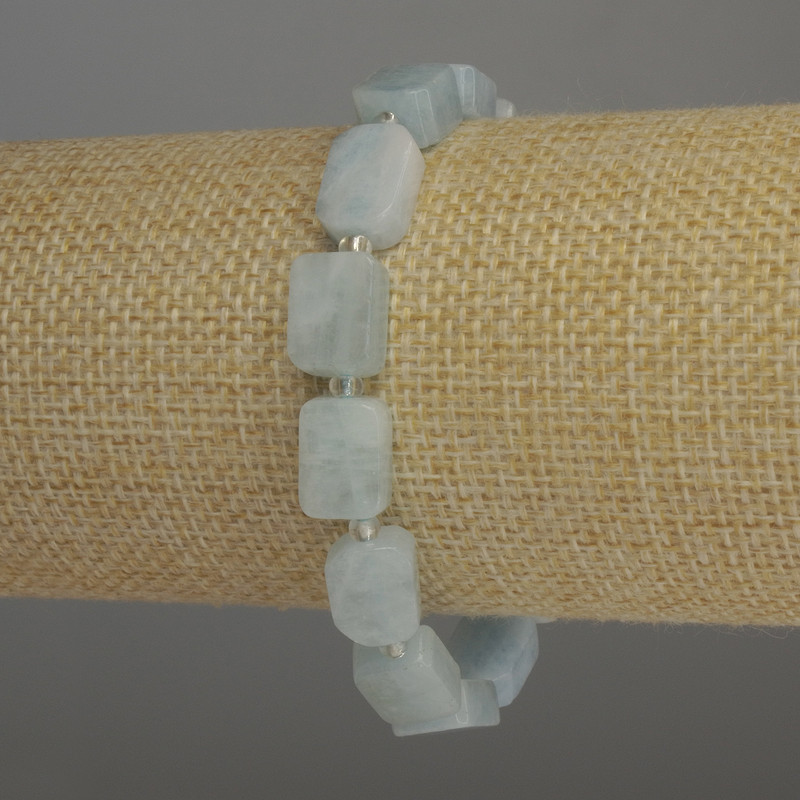 צמיד אקוומרין בצורת מלבנים, מידות 12×8 מ״מ ±, חרוזים 3 מ״מ ±, אורך 18 ס״מ מתיחה