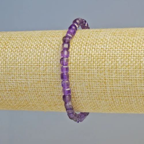 צמיד אמטיסט טבעי בצורת קובייה חתוכה, קוטר 4 מ״מ ± (מתיחה), אורך 18 ס״מ+