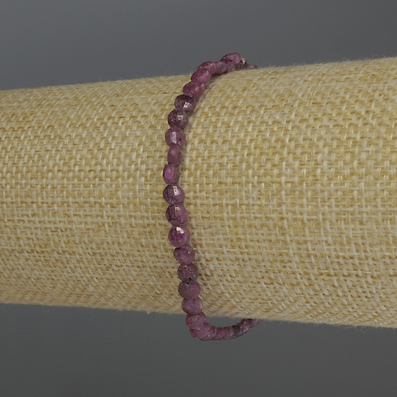 צמיד רובין מלוטש בצורת מטבע, קוטר 4×2,5 מ״מ, אורך 18 ס״מ, אלסטי