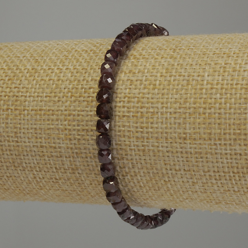 צמיד גרנט מלוטש בצורת קוביה, בקוטר 4×4 מ״מ ±, אורך 18 ס״מ