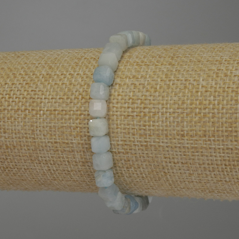 צמיד מורגנייט בצורת קובייה מחוספת, קוטר 6×5 מ״מ, אורך כ-18 ס״מ, סטרץ'