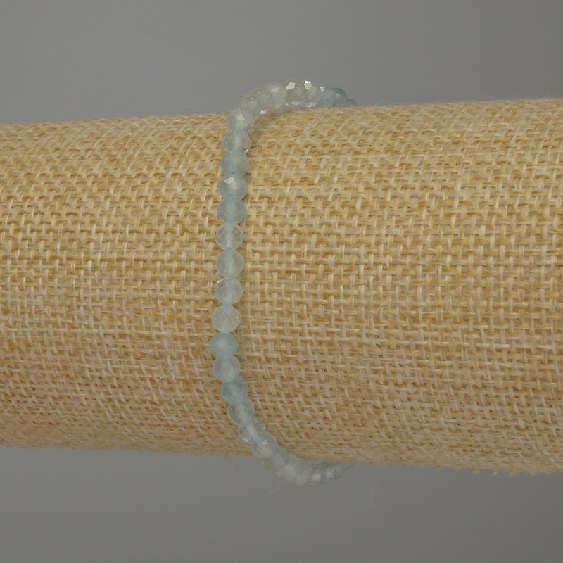 צמיד אקוומרין – חרוזים מסותתים בזוויות בקוטר 4 מ״מ, אורך 18 ס״מ, אלסטי