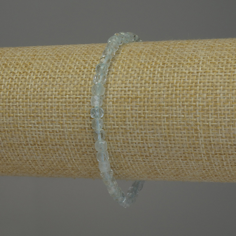 צמיד טופז טבעי – אבן מגולפת בצורת קוביה, קוטר 4×4 מ״מ, אורך 18 ס״מ, סטרץ'