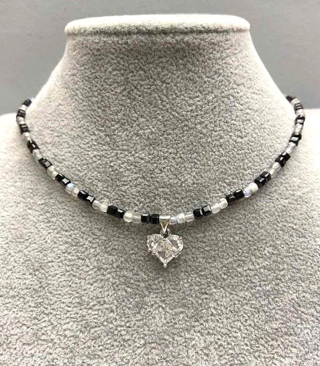 צ'וקר טורמלין ולברדור – קוביה מחוספנת 3 מ"מ +/- עם תליון לב 12 מ"מ +/- אורך 38 מ"מ +/- עם סגר להארכת שרשרת