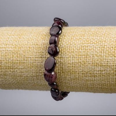 צמיד מאבן גרנט מלוטש, קוטר 8–11×8 מ״מ, אורך 18 ס״מ סטרץ