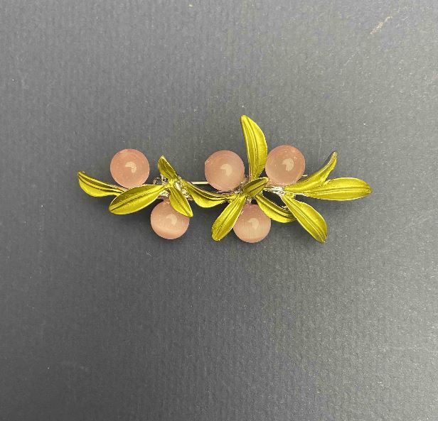 סיכת דש «עין החתול» 60×27 מ״מ +- צבע ורוד אמייל, מתכת ירוקה, כסופה