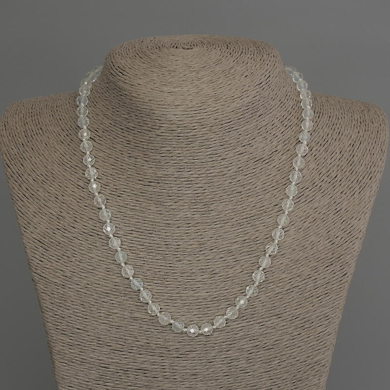 שרשרת טופז וקריסטל ההרים – חרוזים מחוספי זוויות בקוטר כ-6 מ״מ, אורך כ-45 ס״מ עם סגר