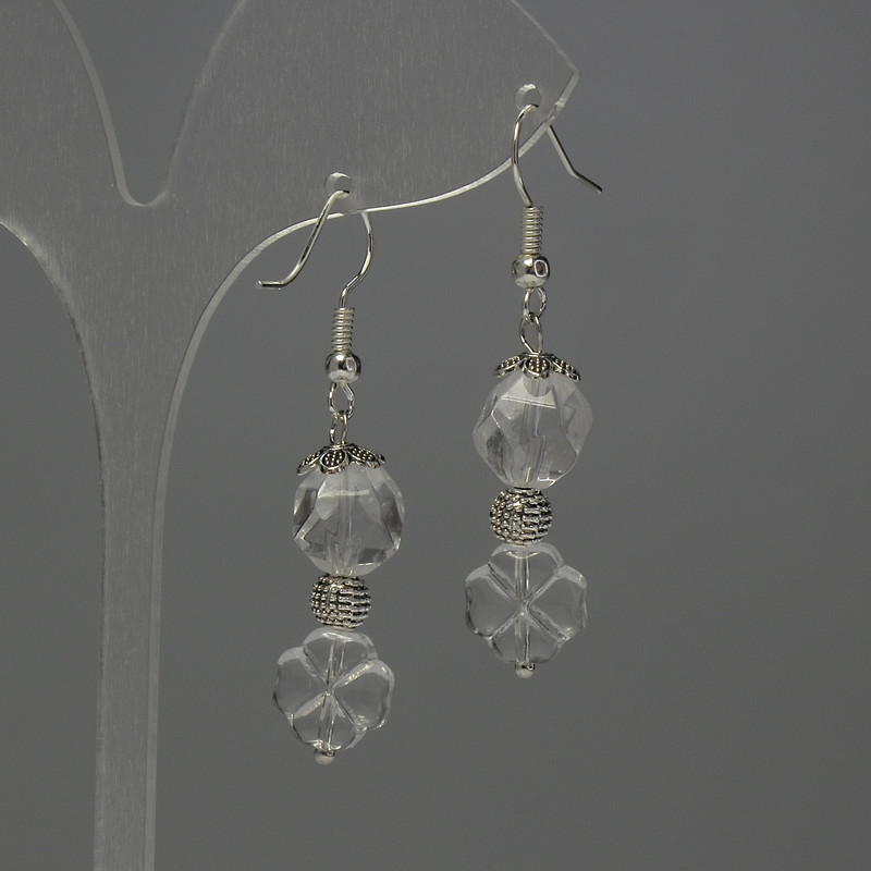 עגילים מקריסטל הרי מרוב-פנים, קוטר 10×8 מ״מ, תליון בצורת עלה של שלושה עלים 10 מ״מ, אורך 44 מ״מ