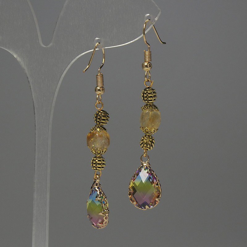 עגילים עם ציטרין בצורת קוביה מחוספסת, קוטר 7 מ״מ ±, קריסטל בשיבוץ 14×10 מ״מ ±, אורך 58 מ״מ ±