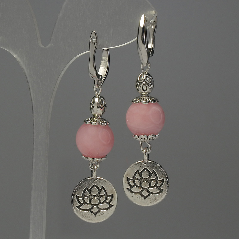 עגילים מקוורץ ורוד כדור 12 מ״מ ± תוספות מתכתיות, אורך 60 מ״מ+