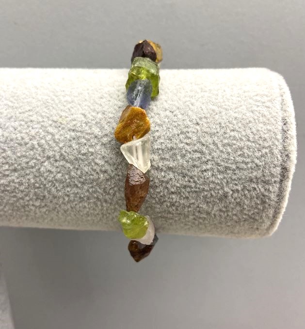 צמיד מגוון מאבנים גולמיות, קוטר 10–12×9 מ״מ, אורך 18 ס״מ +/- מתיחה