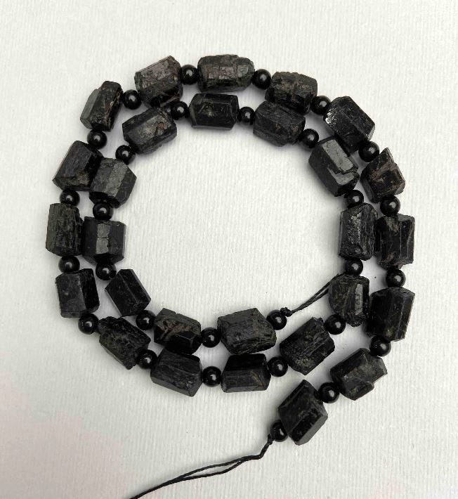 חרוזי טורמלין שרל חתיכות 8–12×7 מ״מ+- חרוזים (מלאכותיים) 4 מ״מ+-, אורך 40 ס״מ+