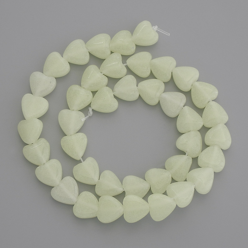 חרוזי אוניקס בצורת לב 10×10 מ״מ ± על חוט, אורך 36 ס״מ+
