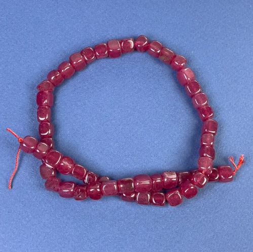 חרוזי טורמלין בצורת קובייה 7×7 מ״מ ± על חוט, אורך 37 ס״מ+