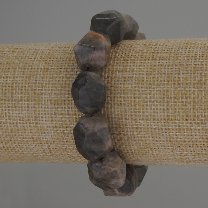 צמיד שמשי מאבן טבעית, חרוזים מרובי-צלעות, קוטר 16-18×13-16± מ״מ, אורך 18 ס״מ אלסטי