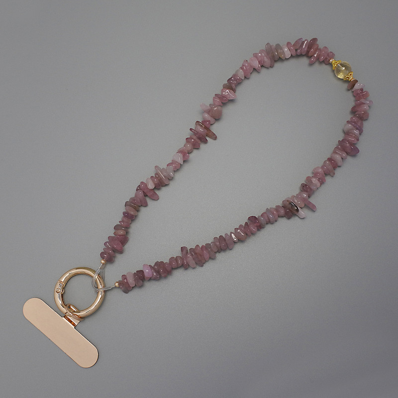 מחזיק לטלפון – פתיטי קוורץ תות בגודל 7–15×2–4 מ"מ ± טבעת, קוטר 24 מ"מ לאוזניים, אורך 40 ס"מ (על חרוזים, אורך 37 ס"מ)