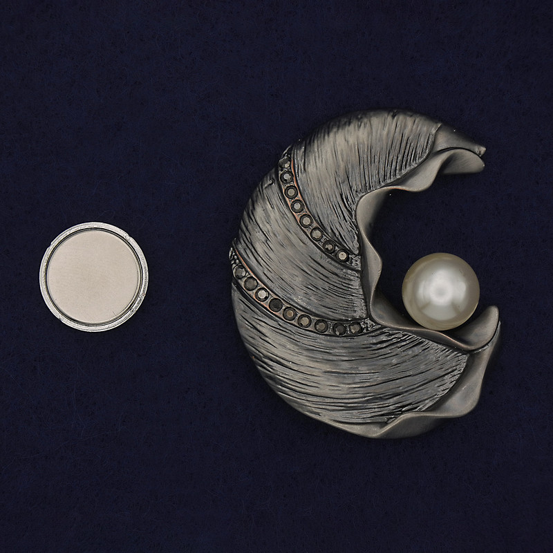 סיכת מגנט אקצנט עם פנינה וסטרזים מתכת כסופה 51×43 מ״מ+