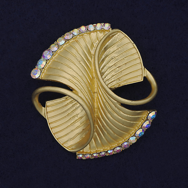 סיכה אקצנט בצבע זהב פנינתי עם אבני סראס בצבעי הקשת ומתכת זהובה 45×40 מ״מ+