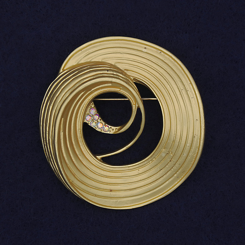 סיכת תכשיט הבלטה צבע זהוב-פרלורי, קריסטלים בצבעי הקשת, מתכת זהובה 48×45 מ״מ+