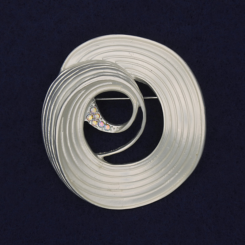 סיכה אקצנט צבע לבן-פרלאמוטר סטרזות בצבעי הקשת מתכת כסופה 48×45 מ״מ