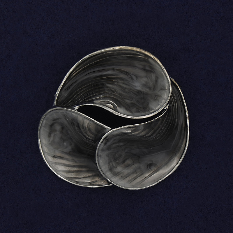 סיכת תכשיט «הדגשה» אפור אמייל מתכת כסופה 44 מ״מ+