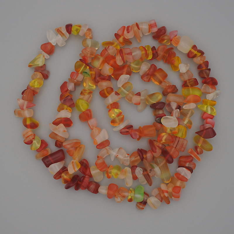 מגוון חרוזי אבן טבעית בקוטר 7–15×4–6 מ״מ על חוט דק, אורך 80 ס״מ+