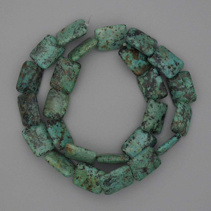 חרוזי טורקיז אפריקאי מרובעים, קוטר 15–18×12 מ״מ+- על חוט, אורך 40 ס״מ +