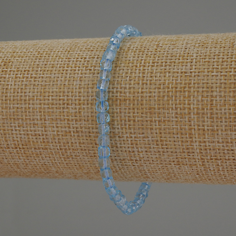 צמיד טופז טבעי – אבן מלוטשת בצורת קוביה, קוטר 4×4 מ״מ, אורך 18 ס״מ – גומי אלסטי