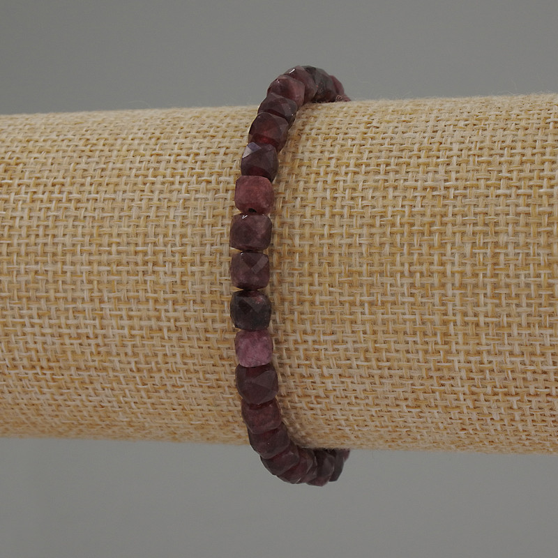 צמיד טורמלין רובלייט מלוטש בצורת קובייה בקוטר 5×5 מ"מ, אורך 18 ס"מ