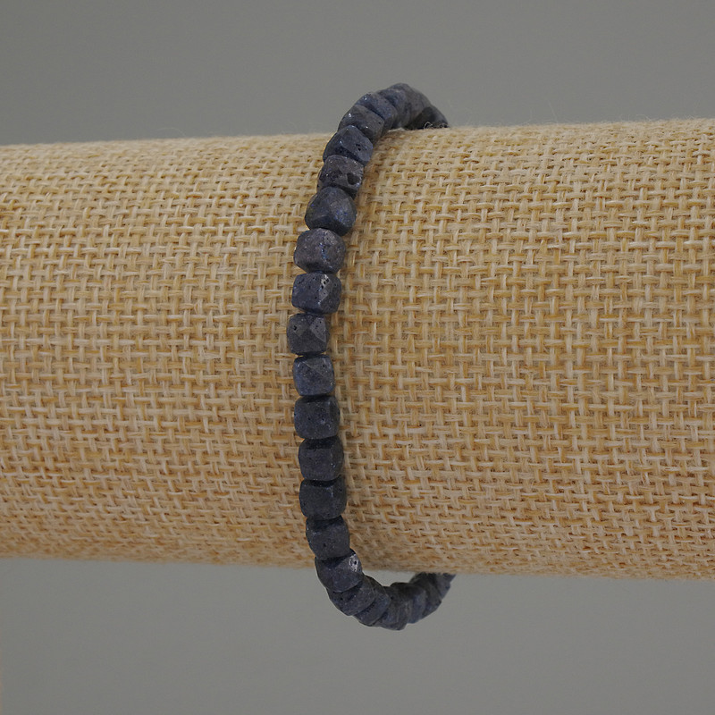 צמיד ספיר מחורץ בצורת קוביה, קוטר 5 מ״מ ±, אורך 18 ס״מ סטרץ