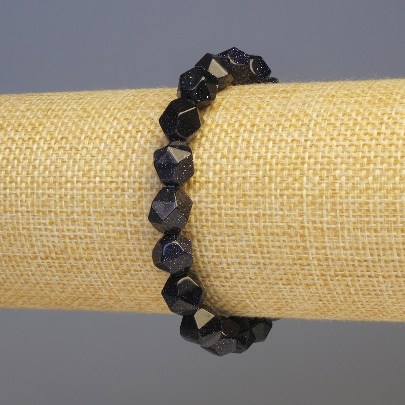 צמיד מאבנטורין כחול «חול כחול» אבן סינתטית מרובת-פנים, קוטר 8×8 מ״מ, אורך 18 ס״מ, אלסטי