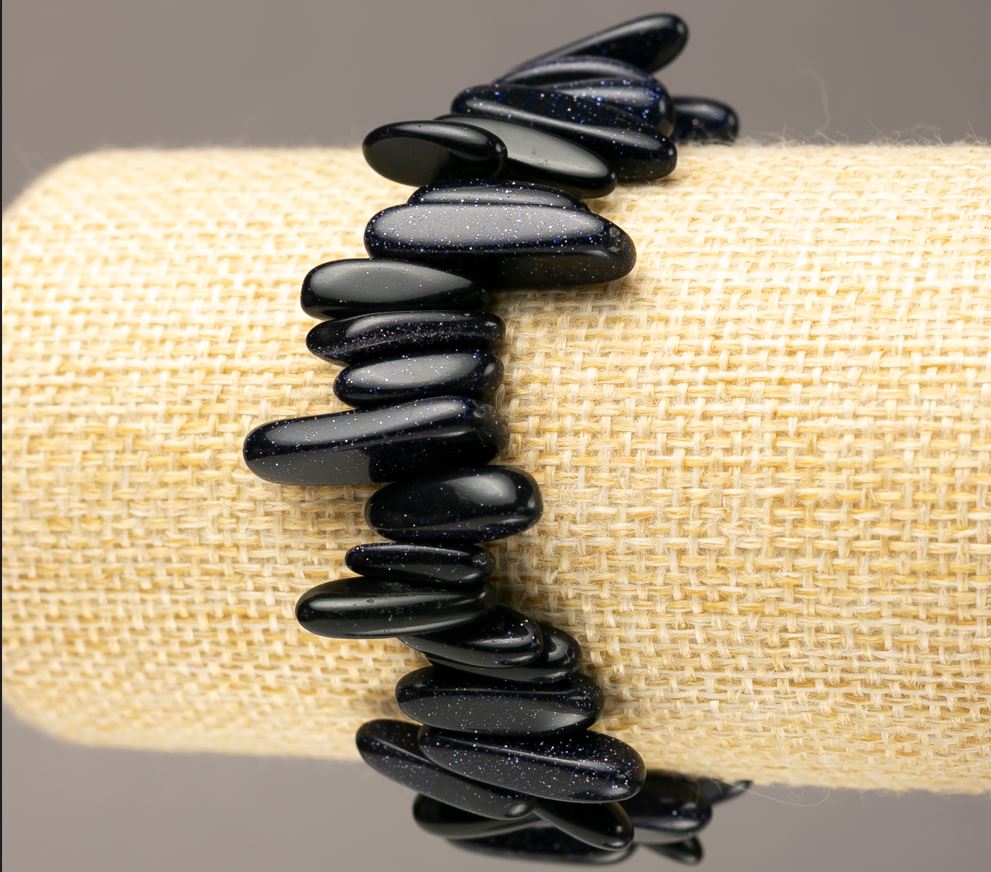 צמיד מאבן טבעית אבנטורין «חול כחול ליל קהיר» גרגר «מחט» על גומי d 13-24×3-6(±) מ״מ היקף 18 ס״מ