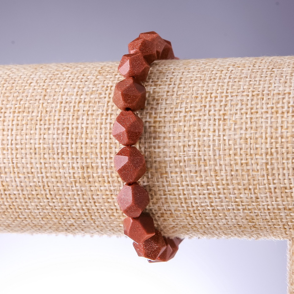 צמיד אבנטורין (סינתטי) «חול זהוב» מרוב-פנים, קוטר 8×10 מ״מ