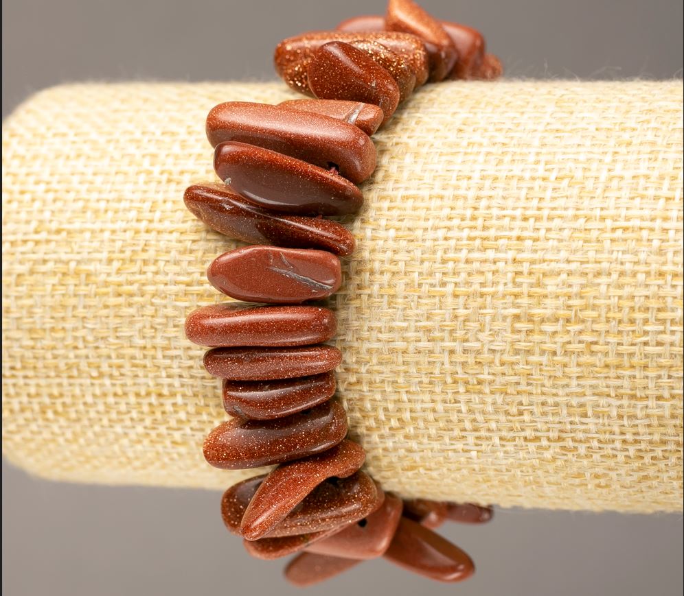 צמיד אוואנטורין חול זהוב שבבי 'מחט' על גומי אלסטי d 14-26×4-6(±)mm היקף 18 ס״מ